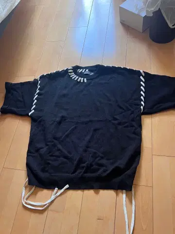 핸드 스티치 반팔 사이드 레이스 니트