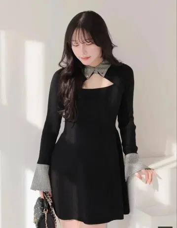LIP SERVICE 데콜테 오픈 플레어 니트 원피스 블랙