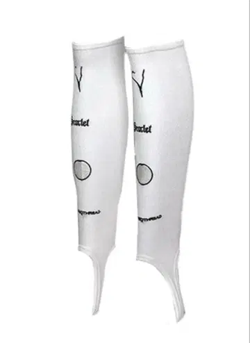 THEREDTHREAD S ladder socks white