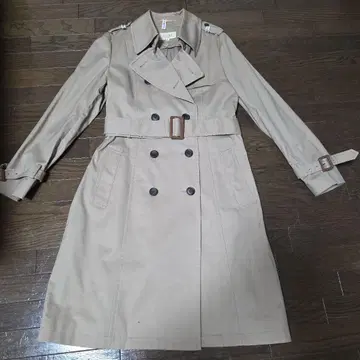 베이지 더블 브레스트 트렌치코트