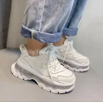 통굽 화이트 캐주얼 스니커즈