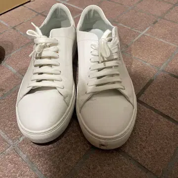 AXEL ARIGATO 화이트 가죽 스니커즈