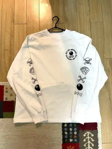 화이트 긴팔 티셔츠 스컬 디자인 F 사이즈