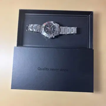 Quality never stops 시계 실버