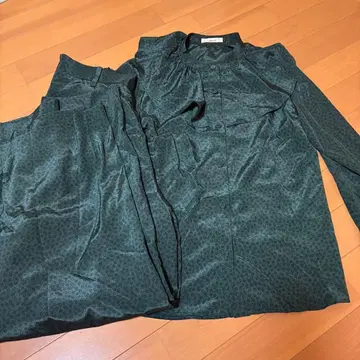 신주쿠 이세탄 lugha 다크 그린 새틴 셋업