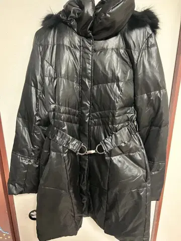 퍼 달린 블랙 롱 코트