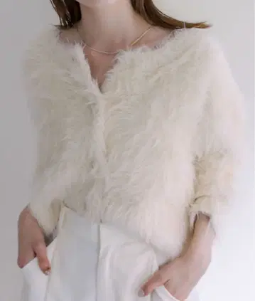 미스틱 샤기 화이트 숏 니트