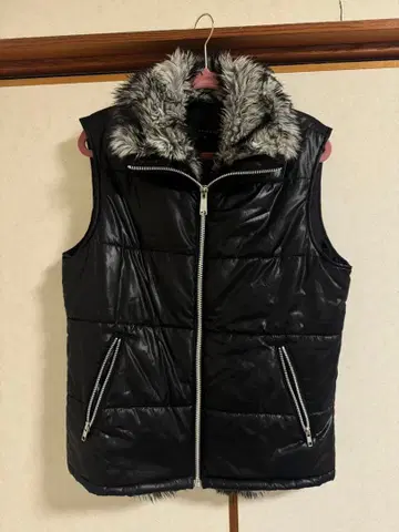 [ SPINASH ] 퍼 달린 블랙 다운 베스트