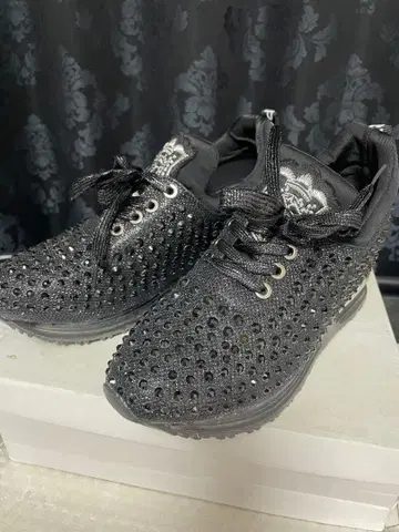 착용 1회 mystic glow 블랙 스니커즈 스톤 반짝이