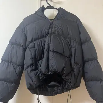 후드 부착 블랙 다운 자켓