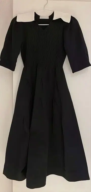 셀포드 카라 달린 홀가먼트 원피스