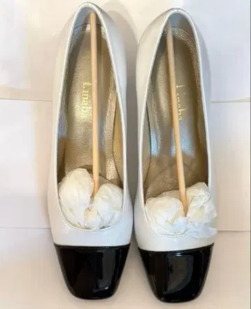 새상품 t.inaba 티 이나바 바이컬러 화이트 블랙 펌프스