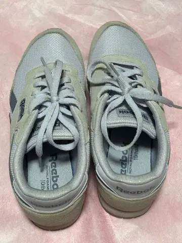 Reebok 옅은 라벤더 색상의 러닝화