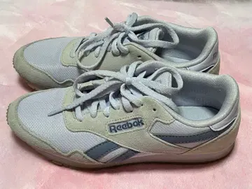 Reebok 옅은 라벤더 색상의 러닝화