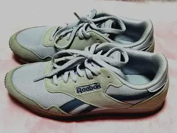 Reebok 옅은 라벤더 색상의 러닝화