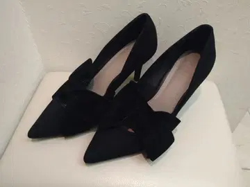 RANDA 블랙 스웨이드 리본 펌프스 7cm 힐