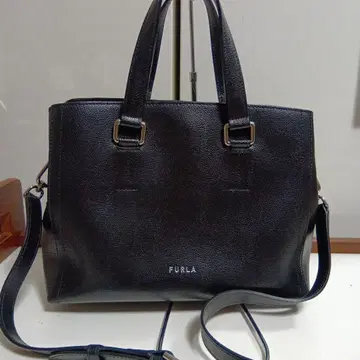 FURLA 블랙 가죽 핸드백