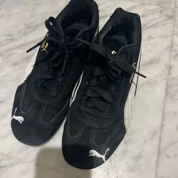 PUMA 스웨이드 스니커즈 블랙/화이트