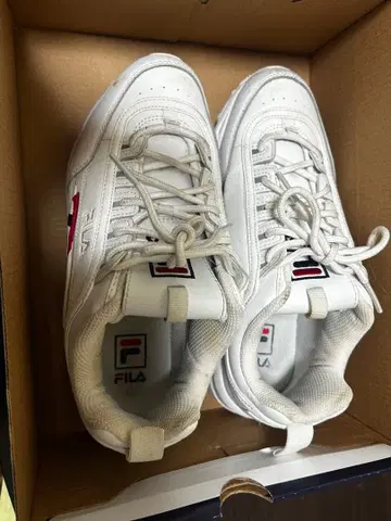 FILA 화이트 스니커즈 로고
