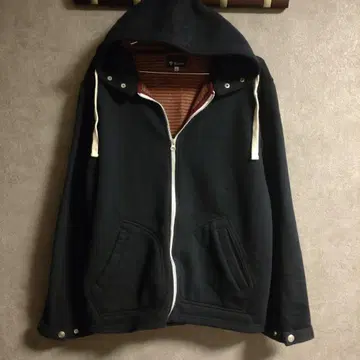 후드 부착 블랙 점퍼 스트라이프 안쪽