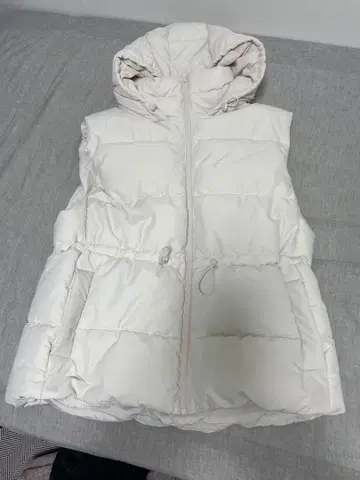 화이트 후드 부착 다운 베스트