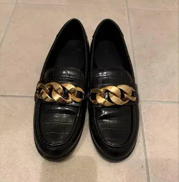 ZARA 37 블랙 로퍼 골드 체인