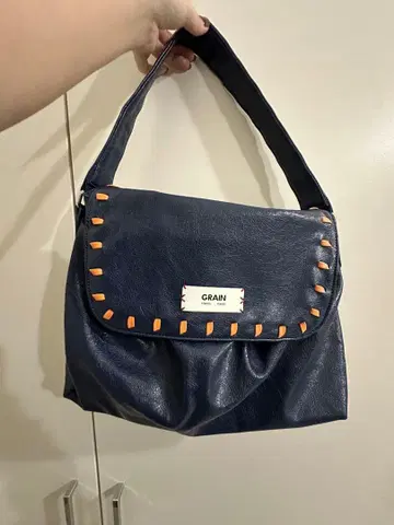 GRAIN 네이비 핸드백