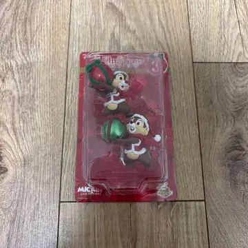 크리스마스 오너먼트 칩과 데일