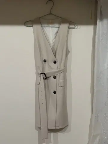 베이지 슬리브리스 원피스 벨트 포함