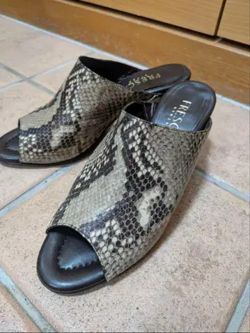 2 FRESCA GINZA 바이슨 패턴 하이힐 밴딩 가죽 24cm