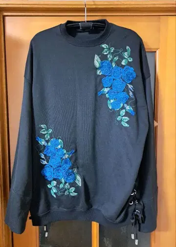 HARE x ADO 사이드 레이스업 파랑 장미 자수 맨투맨 M