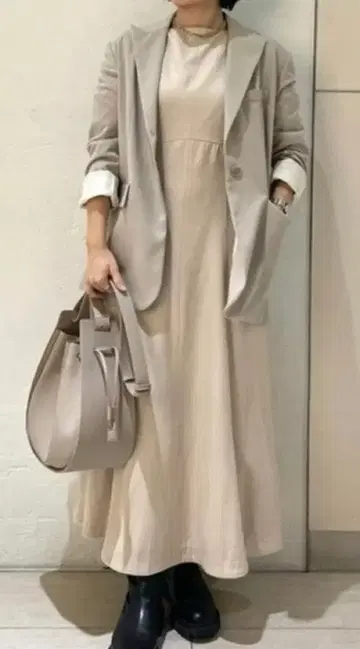 미라 오웬 베이지 롱 원피스 퍼프 슬리브