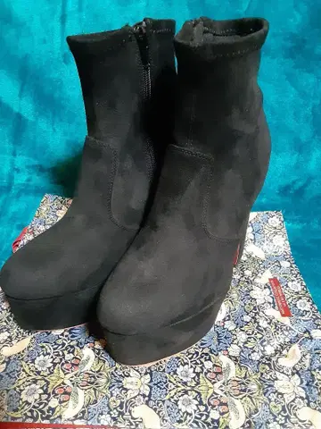 새상품급 LENA(레나) 스웨이드 통굽 숏부츠 23.5cm 레드 밑창