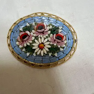 꽃무늬 모자이크 디자인의 브로치