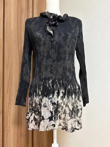 미사용 noa-ge 디자인 플리츠 가공 긴팔 셔츠 꽃무늬