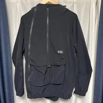 블랙 마운틴 파카 프론트 포켓 부착