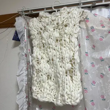 화이트 슬리브리스 니트