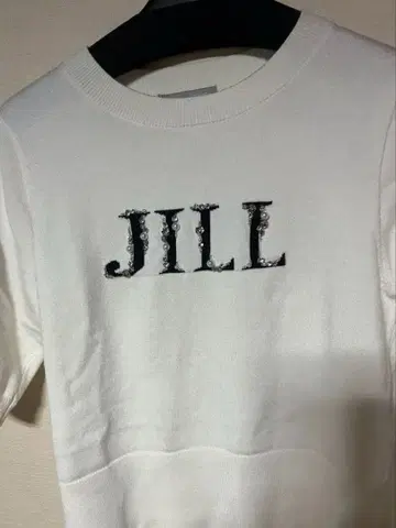 JILL 비쥬 포함 화이트 T셔츠