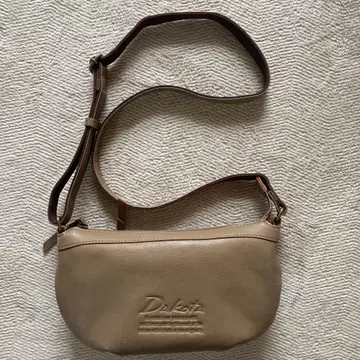 Dakota 베이지 숄더백 새상품급