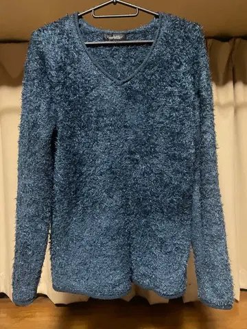 토네이도 마트 플러피 V넥 스웨터 파랑