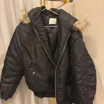 SLOGAN 퍼 후드 자켓 블랙