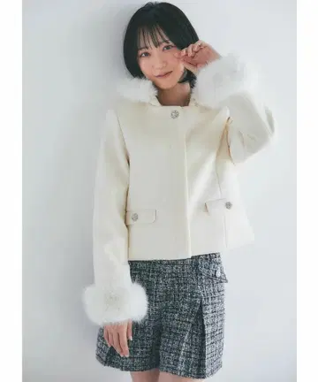 탈부착 가능한 퍼 장식 비쥬 숏코트 아이보리