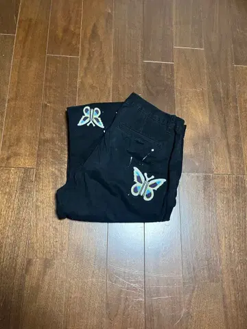 나비 자수 블랙 데님 팬츠