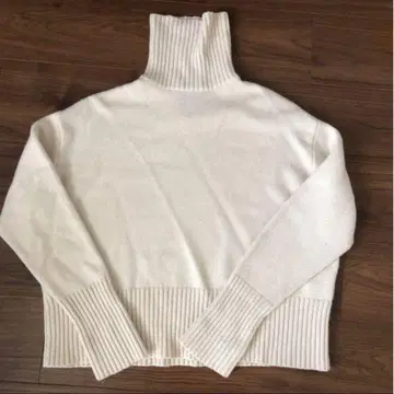 아이보리/화이트 하이넥 니트 스웨터