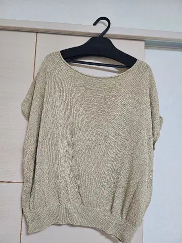 BABYLONE 베이지 오프숄더 니트