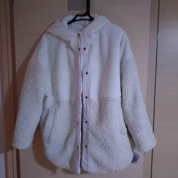 화이트 플리스 자켓 후드 부착