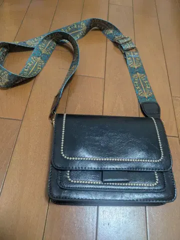 스터드 장식 블랙 숄더백