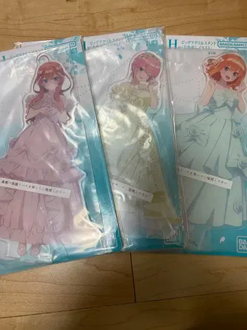 드레스 차림 캐릭터 아크릴 스탠드 3개 세트