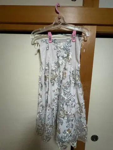 tocco Closet 자수 장식 화이트 플레어 스커트