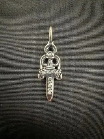 대거 참 펜던트 탑